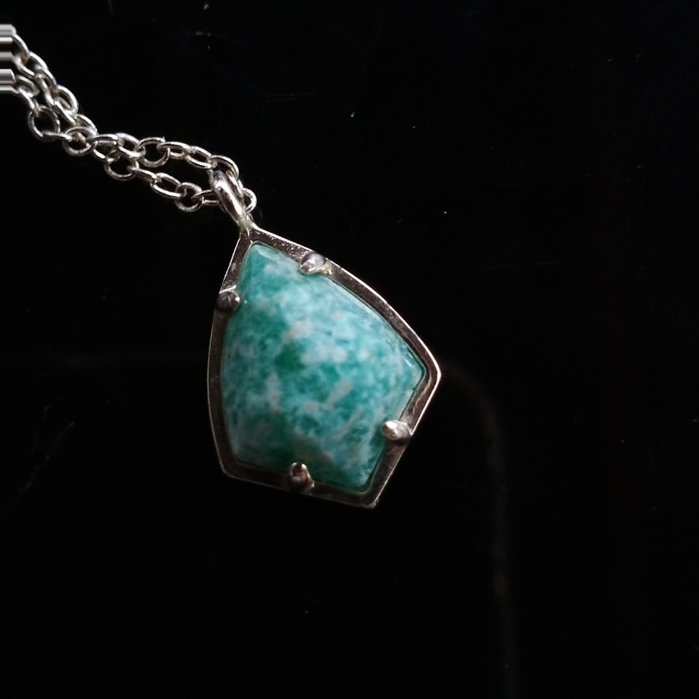 Kendra Scott necklace